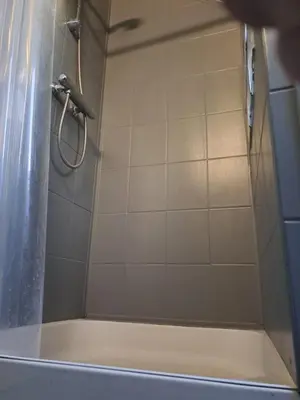 Salle de bains dans l'établissement Chambre aux portes du circuit