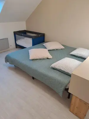Un ou plusieurs lits dans un hébergement de l'établissement Chambre aux portes du circuit
