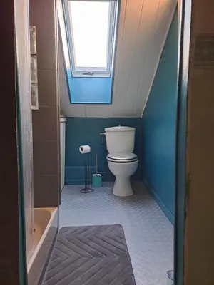 Salle de bains dans l'établissement Chambre aux portes du circuit