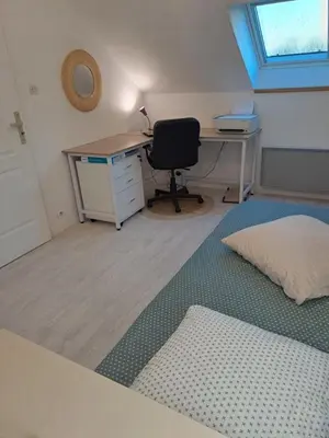 Un ou plusieurs lits dans un hébergement de l'établissement Chambre aux portes du circuit
