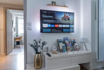 Télévision ou salle de divertissement dans l'établissement Le Saint-Martin - PrestiPlace Collection