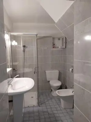 Salle de bains dans l'établissement Cocon calme, 2 pièces Tours proche bord de Loire