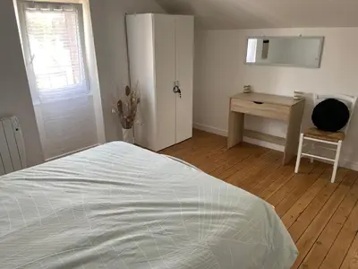 Un ou plusieurs lits dans un hébergement de l'établissement Charmante maison entièrement rénovée cœur de ville