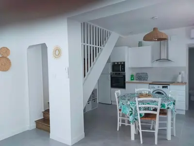 Cuisine ou kitchenette dans l'établissement Charmante maison entièrement rénovée cœur de ville