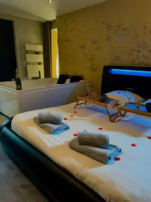 Un ou plusieurs lits dans un hébergement de l'établissement Love Queen SPA DÉTENTE