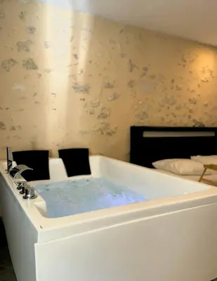 Un ou plusieurs lits dans un hébergement de l'établissement Love Queen SPA DÉTENTE
