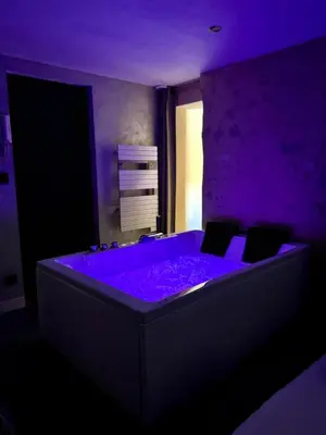Un ou plusieurs lits dans un hébergement de l'établissement Love Queen SPA DÉTENTE