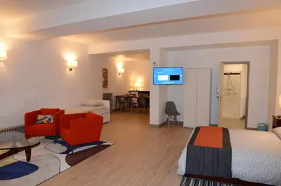 Télévision ou salle de divertissement dans l'établissement Les Chambres Panda