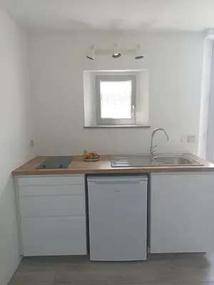 Cuisine ou kitchenette dans l'établissement charmant studio dans une longère