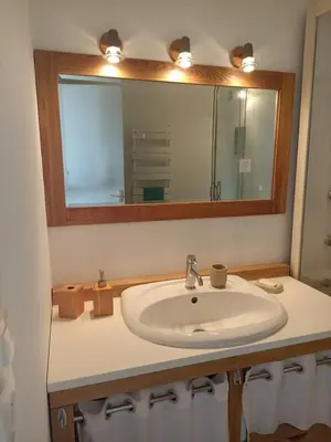Salle de bains dans l'établissement charmant studio dans une longère