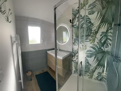Salle de bains dans l'établissement Chalet cosy à La Flèche avec terrasse et vue rivière - FR-1-410-424