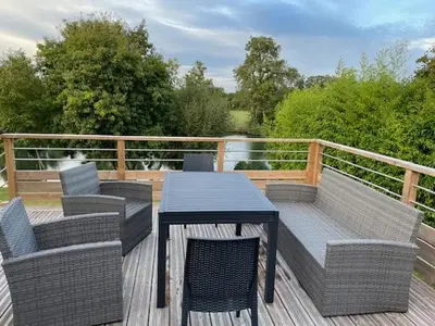 Balcon ou terrasse dans l'établissement Chalet cosy à La Flèche avec terrasse et vue rivière - FR-1-410-424