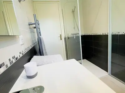 Salle de bains dans l'établissement Gîte lumineux au cœur de Touraine, parking privé, Wi-Fi, 3 chambres - FR-1-381-539