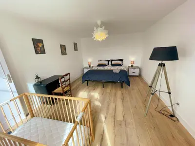 Un ou plusieurs lits dans un hébergement de l'établissement Gîte Rénové en Tuffeau avec Jardin, Animaux Bienvenus - FR-1-381-556