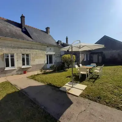 Gîte Rénové en Tuffeau avec Jardin