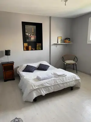 Un ou plusieurs lits dans un hébergement de l'établissement Chambre proche circuit