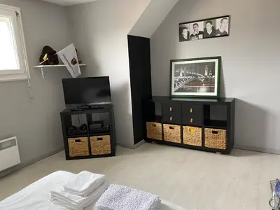 Télévision ou salle de divertissement dans l'établissement Chambre proche circuit