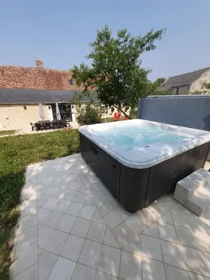 Piscine de l'établissement de la salle gite 8 personnes à la campagne avec jacuzzi 4 chambres 3 WC ou située à proximité