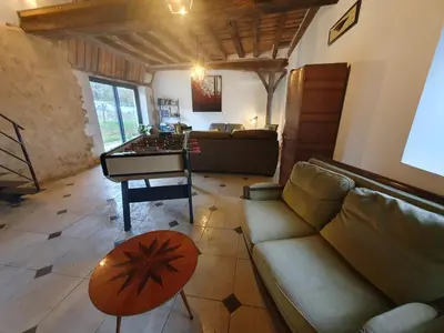 Coin salon dans l'établissement de la salle gite 8 personnes à la campagne avec jacuzzi 4 chambres 3 WC