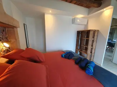 Un ou plusieurs lits dans un hébergement de l'établissement de la salle gite 8 personnes à la campagne avec jacuzzi 4 chambres 3 WC