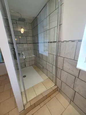 Salle de bains dans l'établissement de la salle gite 8 personnes à la campagne avec jacuzzi 4 chambres 3 WC