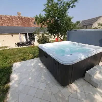 de la salle gite 8 personnes à la campagne avec jacuzzi 4 chambres 3 WC