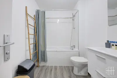 Salle de bains dans l'établissement Le Florey / Hôpital Trousseau