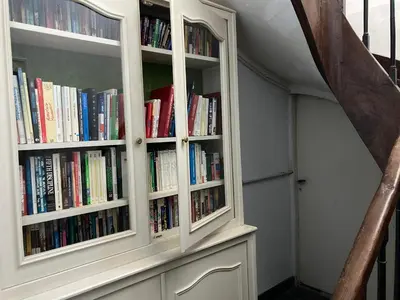 Bibliothèque dans l'appartement
