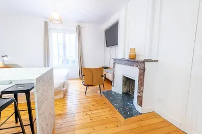 Télévision ou salle de divertissement dans l'établissement Le Petit Amandier - Tours