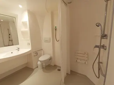 Salle de bains dans l'établissement Les maisonnettes du lac - base de loisirs Lavaré