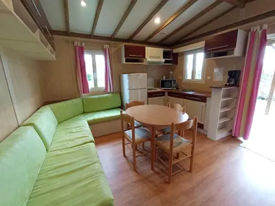 Cuisine ou kitchenette dans l'établissement Les maisonnettes du lac - base de loisirs Lavaré