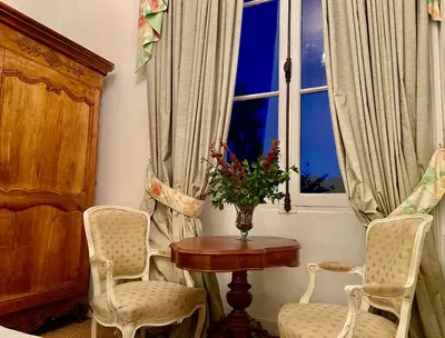 Coin salon dans l'établissement Château La Bainerie