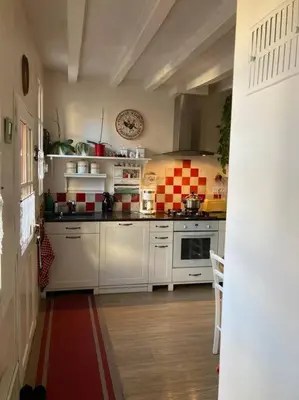 Cuisine ou kitchenette dans l'établissement La Maison du Donjon - Gites de 8 personnes, parking privé avec jardin terrasse