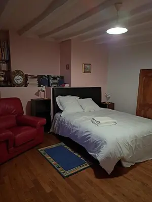 Un ou plusieurs lits dans un hébergement de l'établissement La Maison du Donjon - Gites de 8 personnes, parking privé avec jardin terrasse