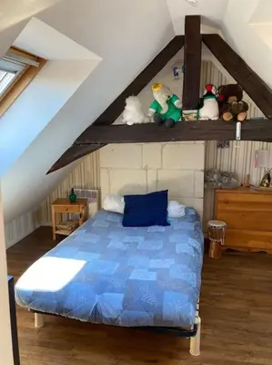 Un ou plusieurs lits dans un hébergement de l'établissement La Maison du Donjon - Gites de 8 personnes, parking privé avec jardin terrasse