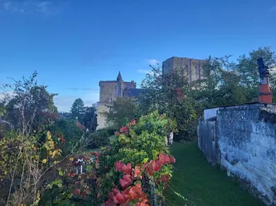 Jardin de l'établissement La Maison du Donjon - Gites de 8 personnes, parking privé avec jardin terrasse