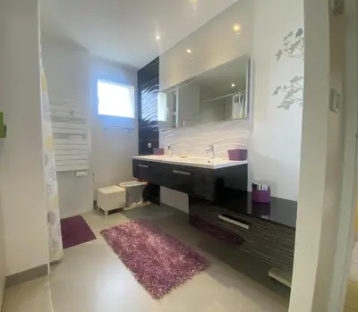 Salle de bains dans l'établissement Villa Luxe Arnage aux portes du Circuit Piscine Chauffée