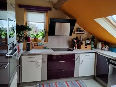 Cuisine ou kitchenette dans l'établissement Le doux refuge bercéen au calme de sa campagne près circuit Mans Sud, grand lit avec berceau et possibilité lit pliant en rajout, relais motard