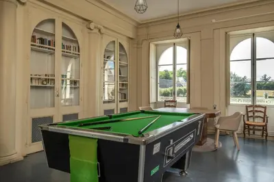 Billard dans l'établissement Château de Briançon, The Originals Relais