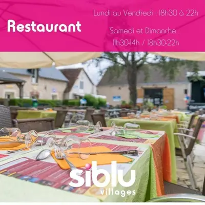 Restaurant ou autre lieu de restauration dans l'établissement Mobil Home tout confort idéal pour 4 personnes dans le Domaine de Dugny CAMPING 4 ETOILES, Proche de Blois, du Zoo de beauval et des Châteaux de la Loire