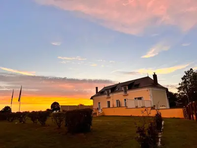Lever ou coucher de soleil vu de le séjour chez l'habitant ou à proximité