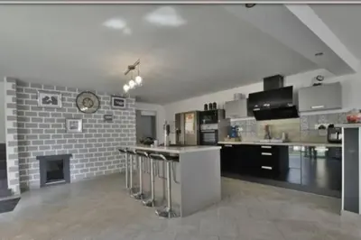 Cuisine ou kitchenette dans l'établissement Maison familiale 11 personnes