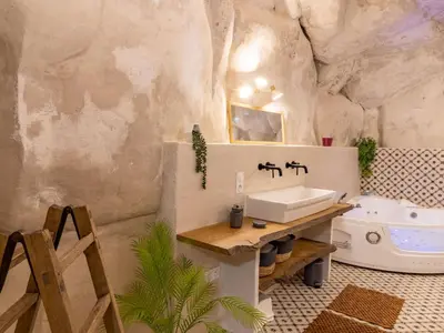 Salle de bains dans l'établissement Gîte troglodyte unique avec jacuzzi, billard et jardin, près de Doué La Fontaine et Saumur - FR-1-622-69
