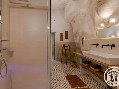 Salle de bains dans l'établissement Gîte troglodyte unique avec jacuzzi, billard et jardin, près de Doué La Fontaine et Saumur - FR-1-622-69