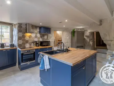 Cuisine ou kitchenette dans l'établissement Gîte troglodyte unique avec jacuzzi, billard et jardin, près de Doué La Fontaine et Saumur - FR-1-622-69
