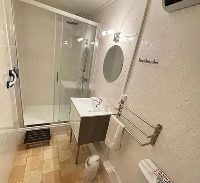 Salle de bains dans l'établissement La Balastière