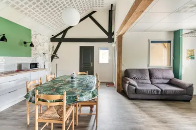 Coin salon dans l'établissement Gîte Ruelle aux Vaches - Avec piscine partagée