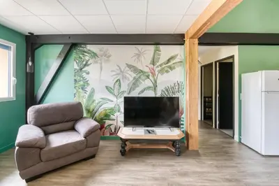 Télévision ou salle de divertissement dans l'établissement Gîte Ruelle aux Vaches - Avec piscine partagée