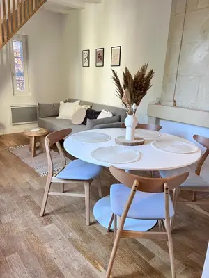 Coin salon dans l'établissement Le Jeanne, appartement en duplex proche forteresse et centre ville