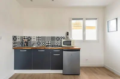 Cuisine ou kitchenette dans l'établissement Les Chalets du Mancel - Chalet Vakiry - 500 m Bouleries Jump , 10 min du circuit des 24h